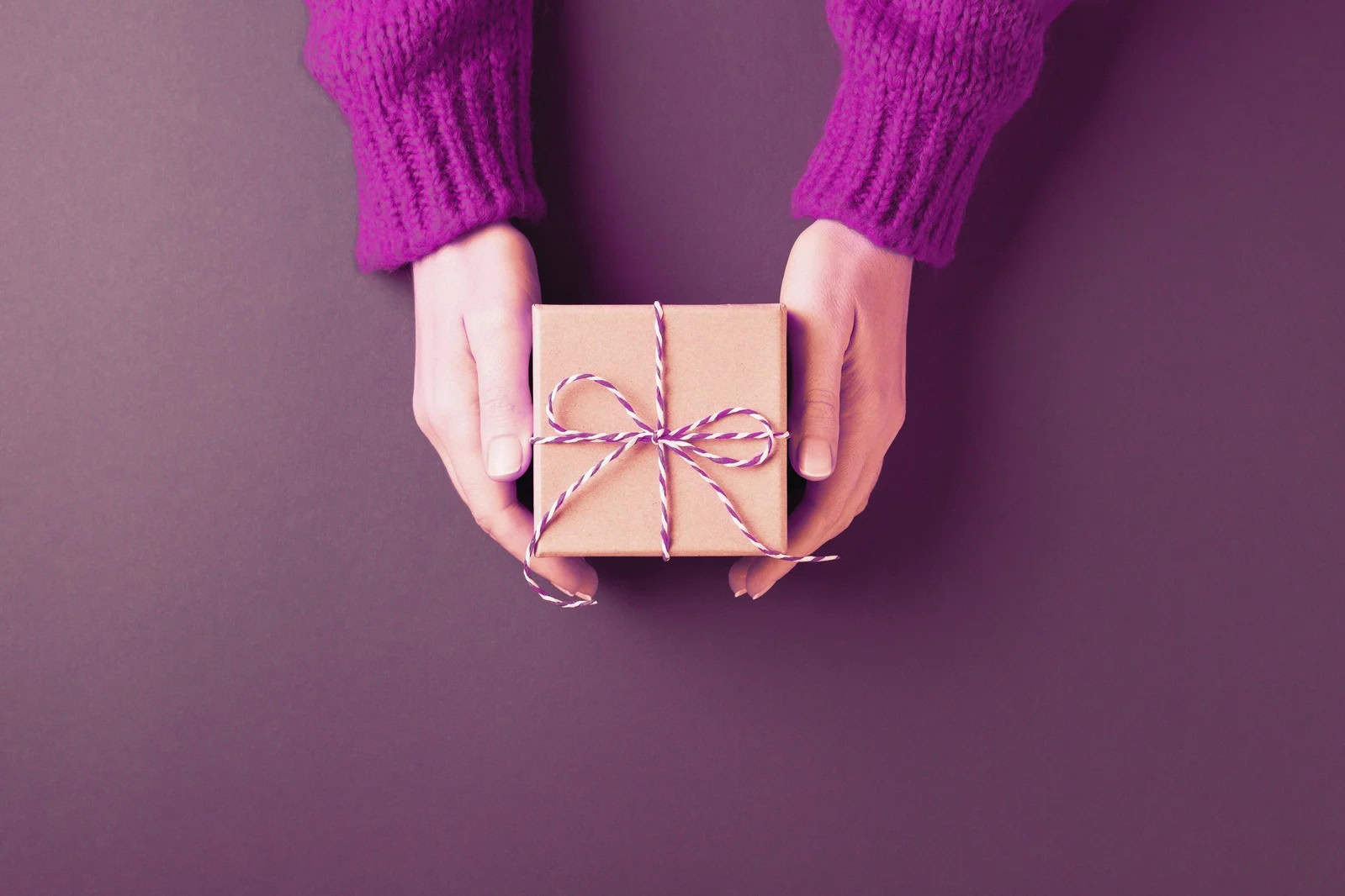 hands holding gift box